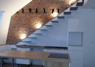 Photo de la rénovation d'une cuisine avec escalier design intégré